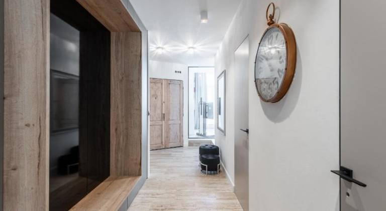Luxury apartment with a balcony and a terrace — photo 4
