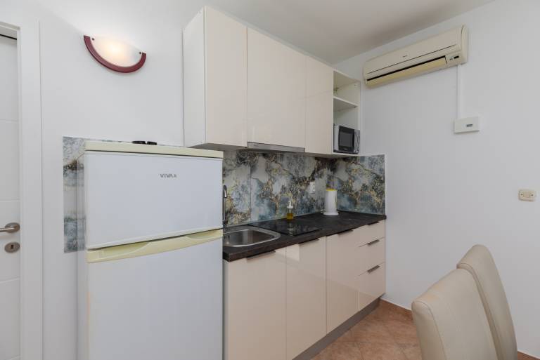 Two bedroom apartment with balcony and sea view Lokva Rogoznica, Omiš (A-23105-c) — photo 5