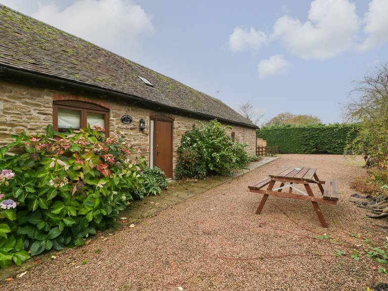 Cottage with garden — photo 2