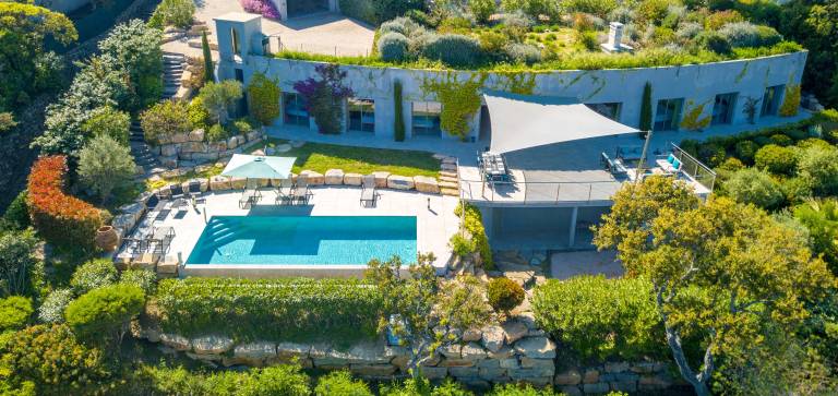 Villa with Stunning Views of the Gulf of Saint-Tropez, Beach 200 m Away in Cogolin