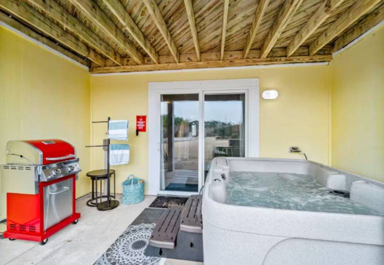 Children-friendly big condo with patio & private pool | Pet-friendly — photo 4