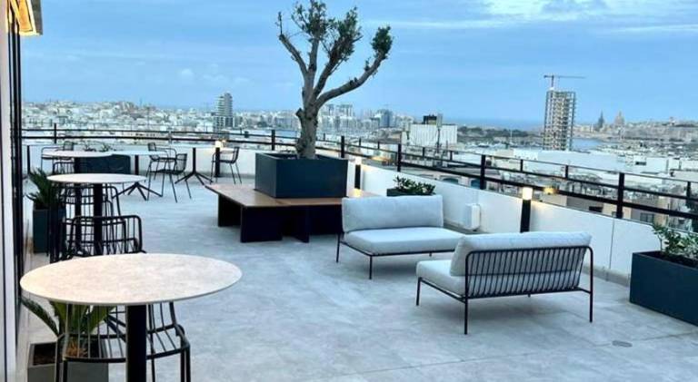 Serviced apartment with patio & pool | Dogs allowed — photo 4