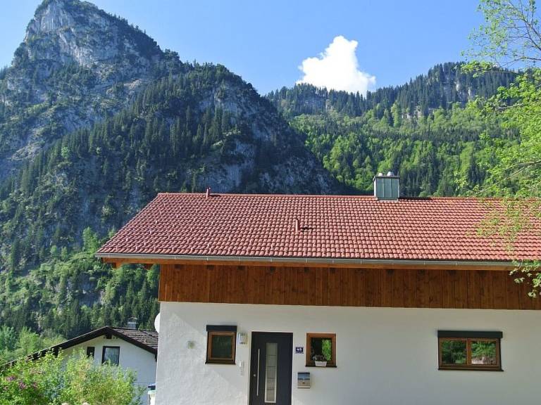 Fully equipped vacation home with barbecue, patio & yard | Mountain view | Pets are welcome — photo 2