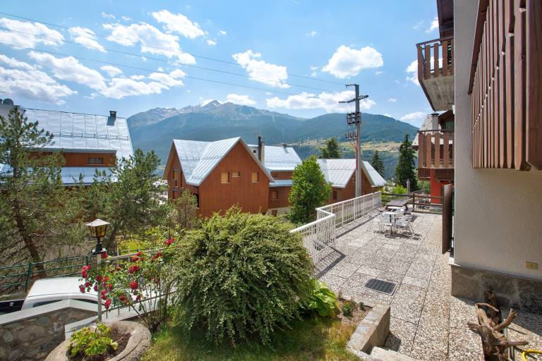 Holiday apartment with barbecue, garden & fast internet | Garden view — photo 3