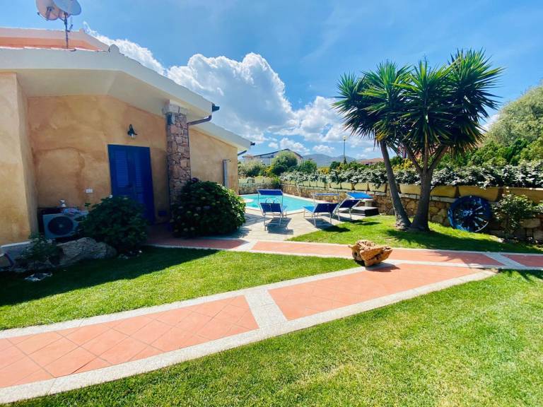 Fully equipped villa with yard, private pool & grill | Beach nearby | Pets are welcome — photo 5