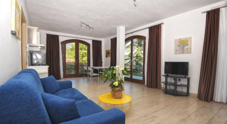 Rental apartment with yard & terrace — photo 2