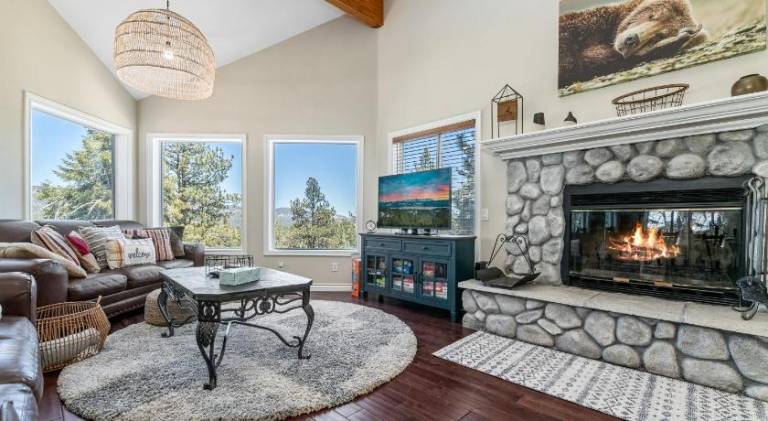 BB Lake View Lodge - Gorgeous Lakeviews, Hot Tub, Jetted Tub, and Firepit! in Big Bear Lake, CA