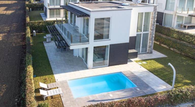 Ample villa with private pool, barbecue & yard | Close to the beach | Pets are welcome — photo 3