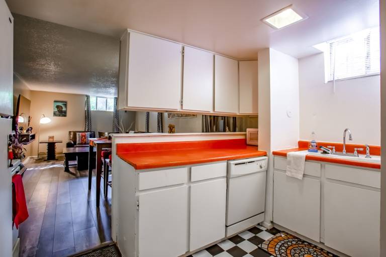 Bright GardenLevel Basement/Garage/W&D/Pets/nearDT — photo 4