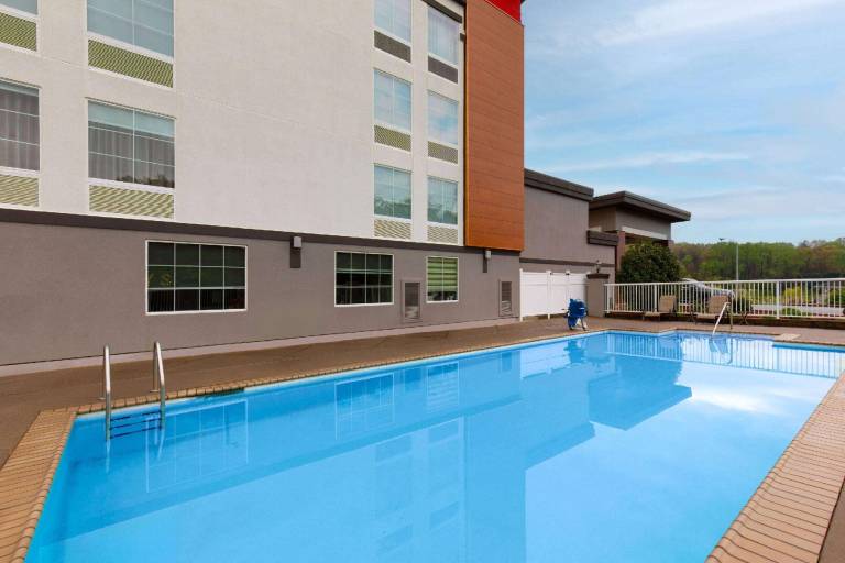 La Quinta Inn & Suites by Wyndham Knoxville Papermill — photo 4