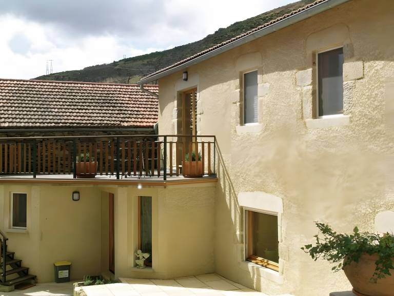 Family-friendly vacation home with patio, yard & fast internet | Mountain view | Dogs allowed in Mende