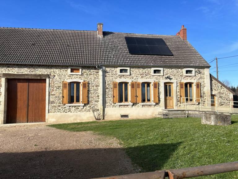 Gite with patio & garden in Montlucon
