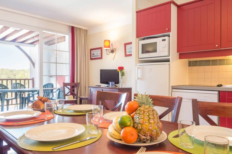 Family-oriented apartment with yard, patio & pool | Pets are welcome — photo 4