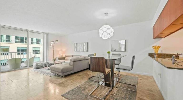 Apartment with pool & hot tub — photo 2
