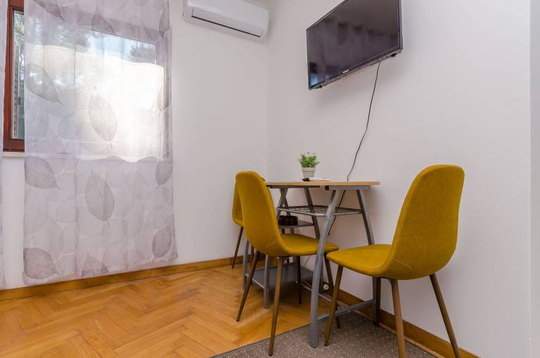 Holiday apartment with patio | Garden view — photo 2