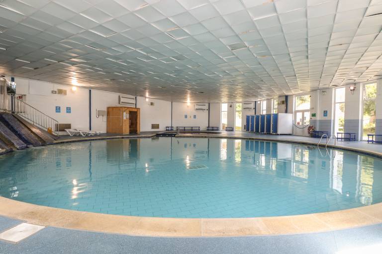 Cottage with pool & yard in Cornwall, ON