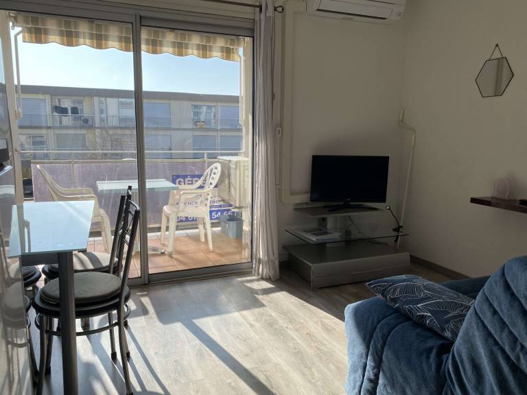 Cozy T1 Apartment with WiFi, AC, and Balcony - Near Thermal Baths and Shops in Balaruc-les-Bains