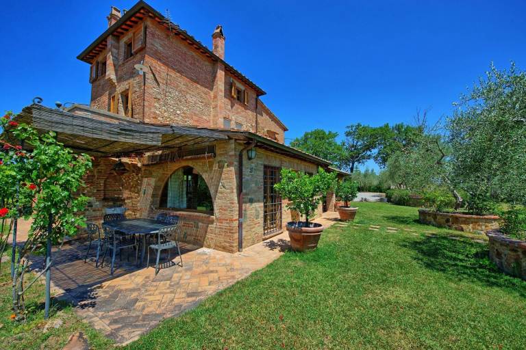 Child-friendly villa with patio, private pool & hot tub | Pets are welcome — photo 2