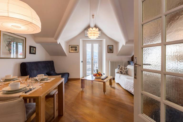 Big holiday apartment with terrace & fast internet | Near Como Cathedral | City view | Pets allowed — photo 4