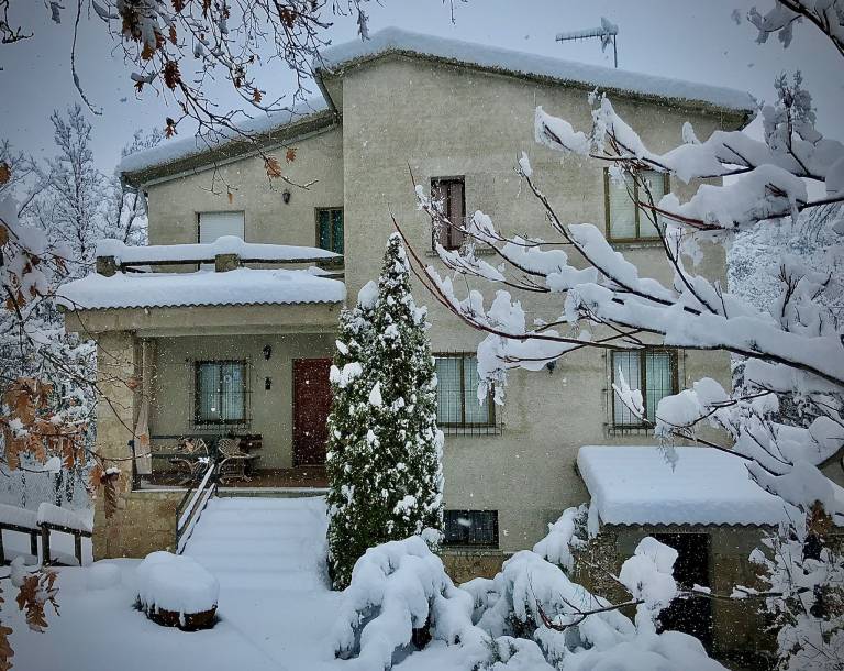 Country House 'El Rincón De Gredos' with Mountain Views by the River – Cozy Retreat — photo 2