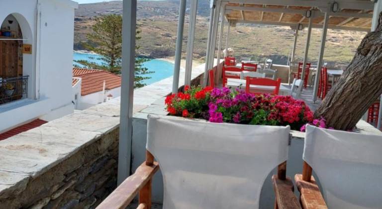 Vacation home with yard, jacuzzi & patio | Pets allowed — photo 3