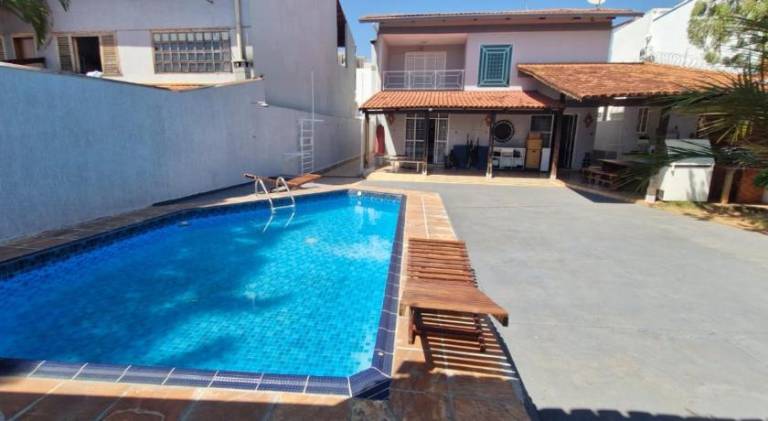 House with hot tub & pool — photo 5