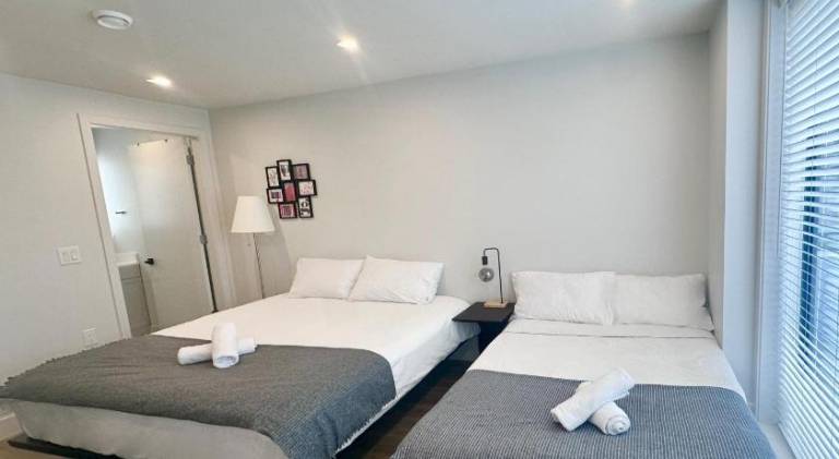 Modern New Private Bathroom Suite 8mins to UBC& 15mins to Downtown