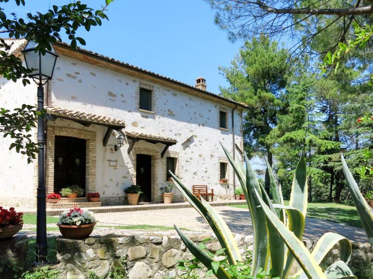 Fully equipped house with barbeque, terrace & yard | Dogs allowed — photo 2
