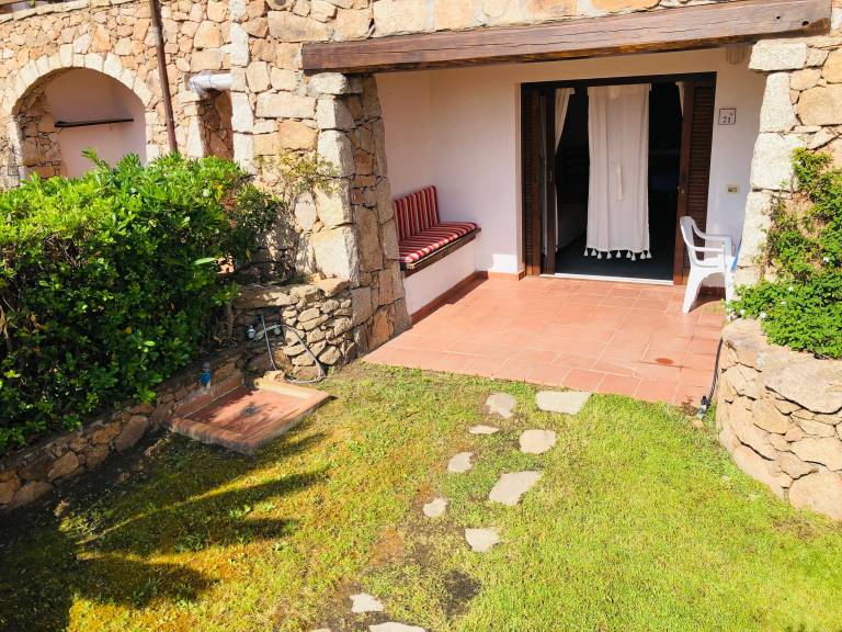 Apartment 'Trilocale Corallo 300 Mt Spiaggia' with Shared Pool, Private Terrace and Private Garden — photo 2