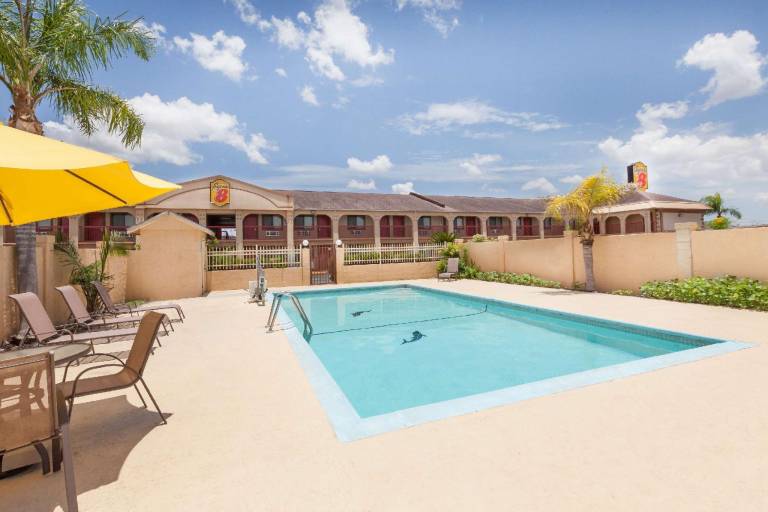 Super 8 By Wyndham Kingsville — photo 2