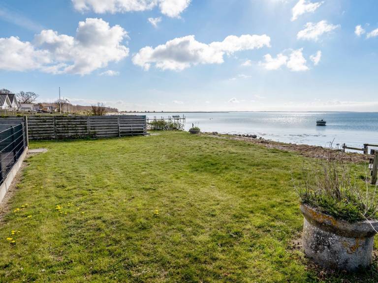 Vacation home with yard, patio & grill | Sea view — photo 4