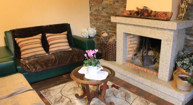 Vacation home with yard, barbeque & private pool | Pet-friendly — photo 2