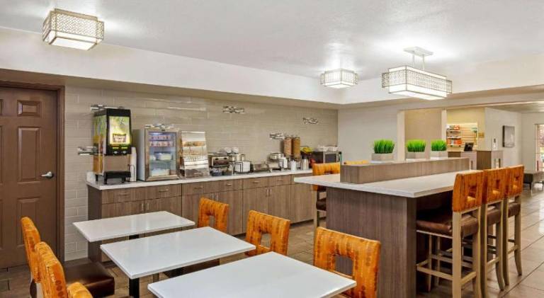 La Quinta Inn & Suites by Wyndham Las Vegas Red Rock — photo 4