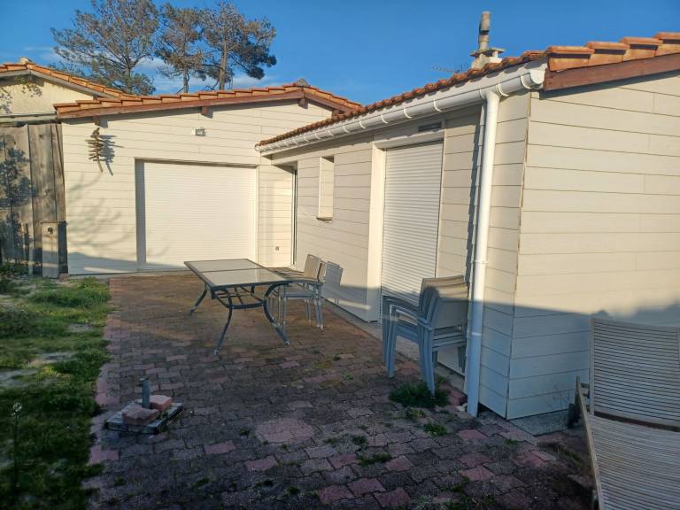 Vacation home with terrace, yard & barbecue — photo 4
