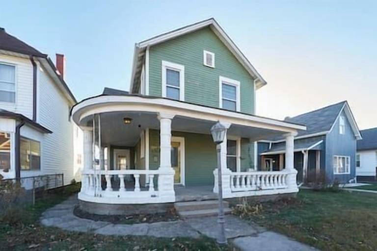 Farmhouse Fountain Square