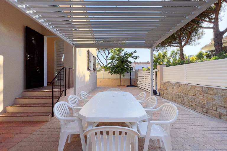 Family-oriented charming villa with BBQ & patio | Next to the beach | Pet-friendly — photo 2