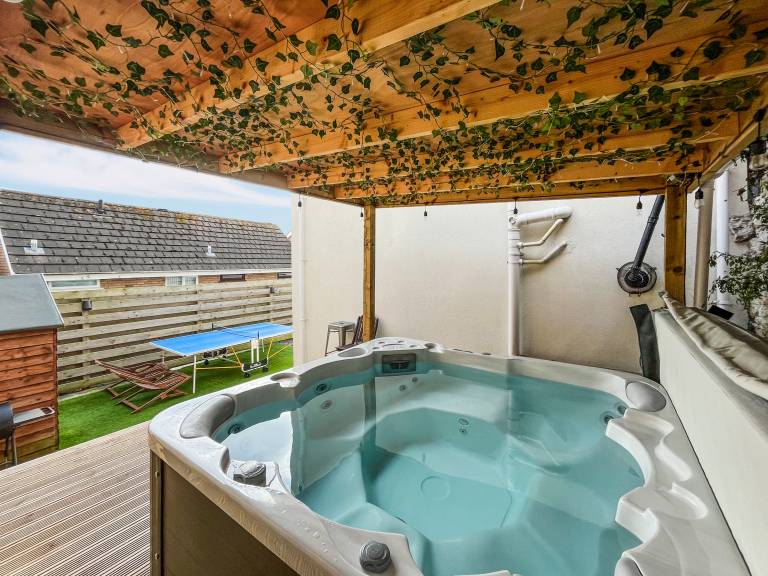 Family-friendly lovely cottage with jacuzzi & yard | Water view | Dogs allowed in Llandudno