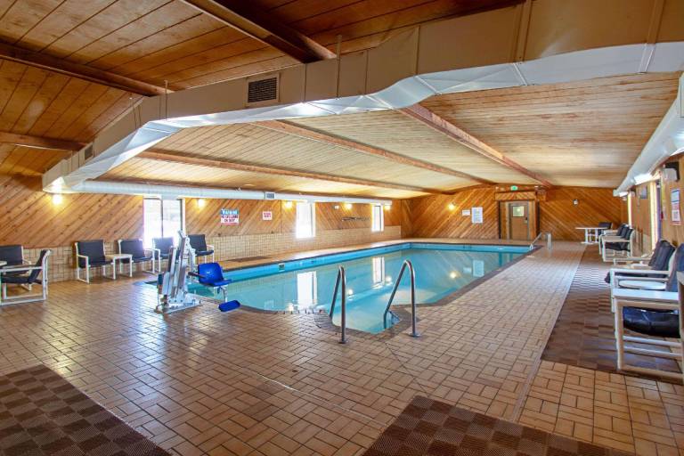 Econo Lodge Inn & Suites Wisconsin Dells — photo 2