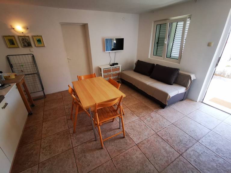 Rental apartment with yard, barbecue & patio — photo 2