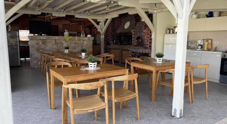 Serviced apartment with barbecue, terrace & yard — photo 5