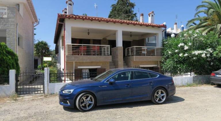Holiday apartment with patio & barbeque in Sithonia