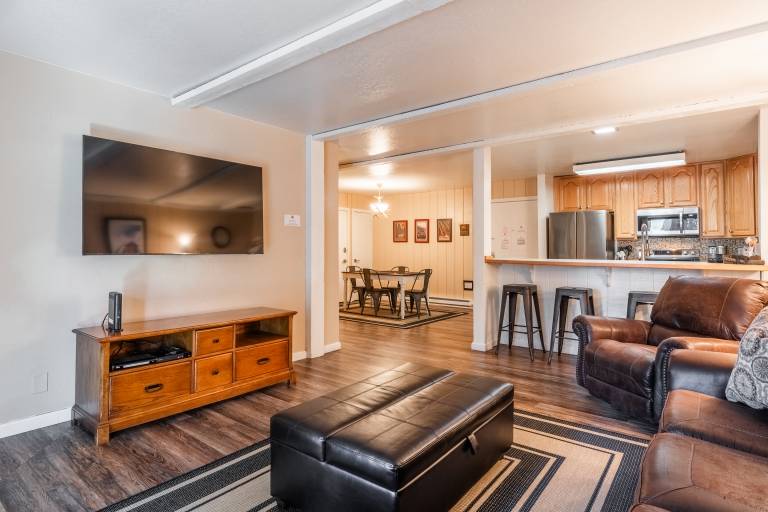 Children-friendly beautiful condo with jacuzzi, BBQ & pool | Mountain view | Close to the ski | Pet-friendly — photo 4