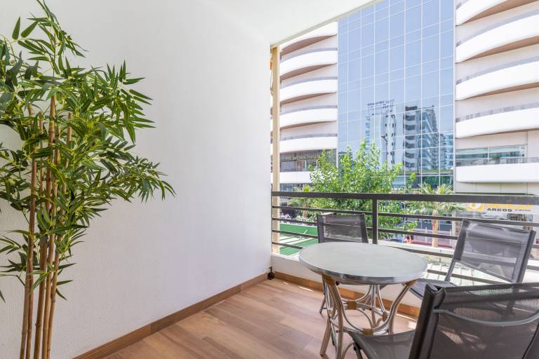 Holiday Apartment 'Queen' close to the Beach with Shared Pool, Shared Terrace & Wi-Fi in Benidorm