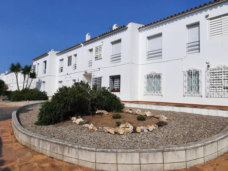 Family apartment with garden and terrace near the beach in Llançà in Llanca