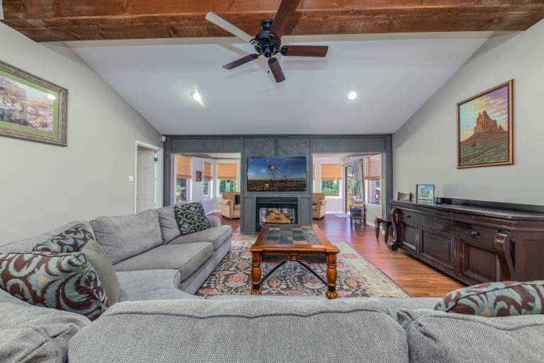 Family-oriented cabin with BBQ & jacuzzi | Mountain view | Pets allowed — photo 3