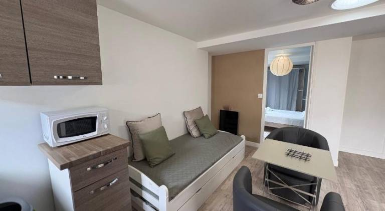 Serviced apartment with patio & yard — photo 4