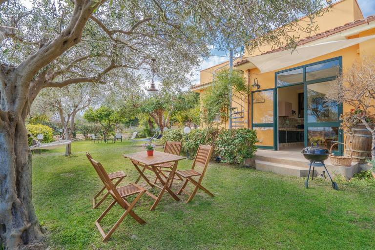 Vacation home with terrace, BBQ & fast internet | Garden view — photo 2