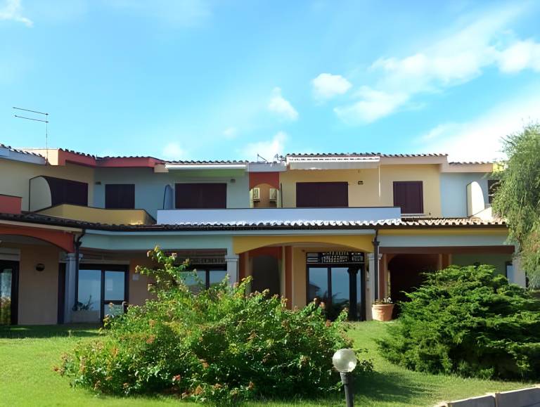 Serviced apartment with barbeque, yard & terrace in Budoni