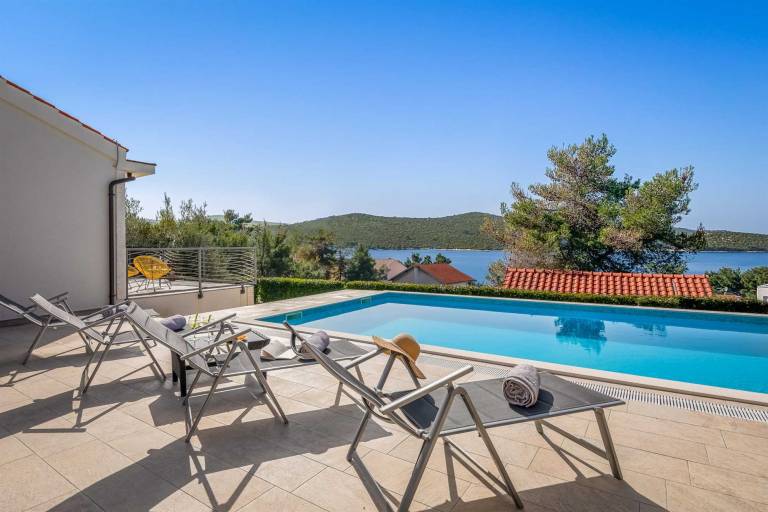 Villa with patio, garden & barbeque | Pool view — photo 4