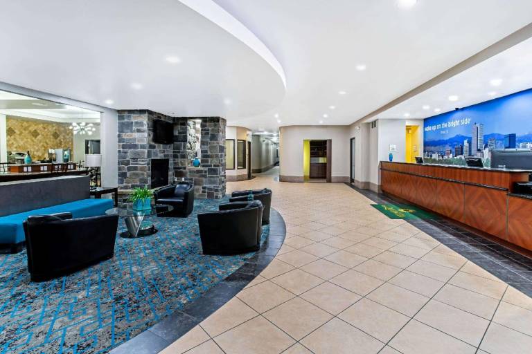 La Quinta Inn & Suites by Wyndham Denver Gateway Park — photo 2